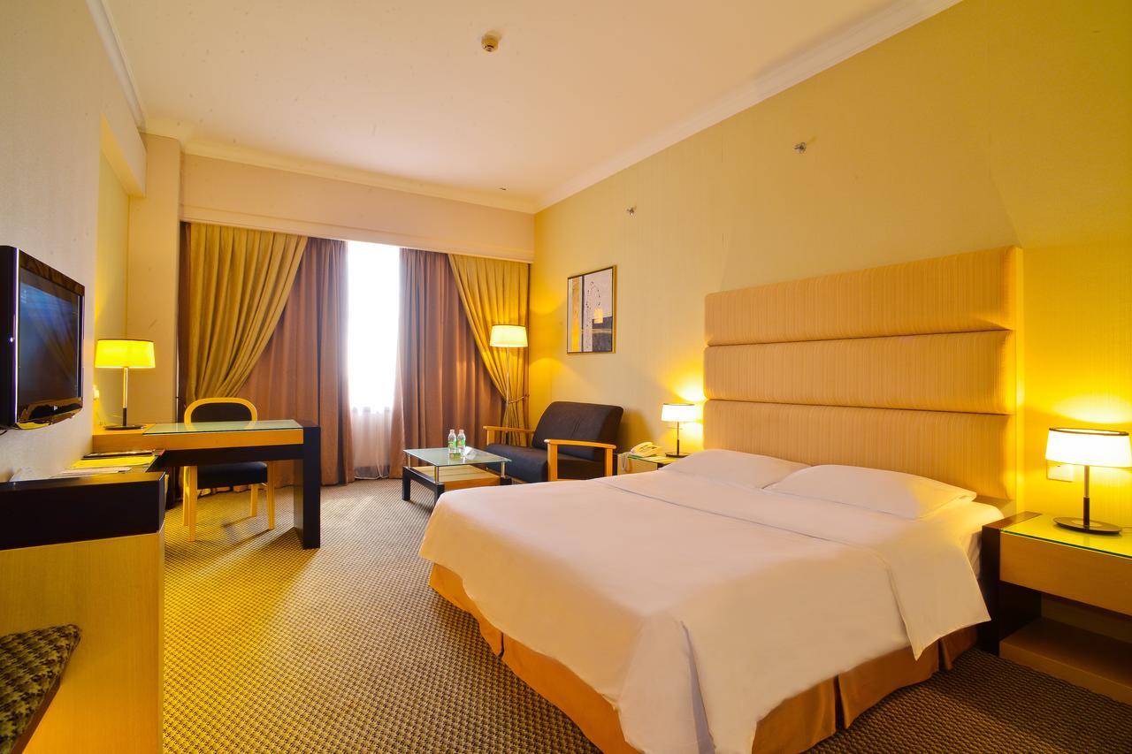 Dynasty Hotel Мири Номер фото