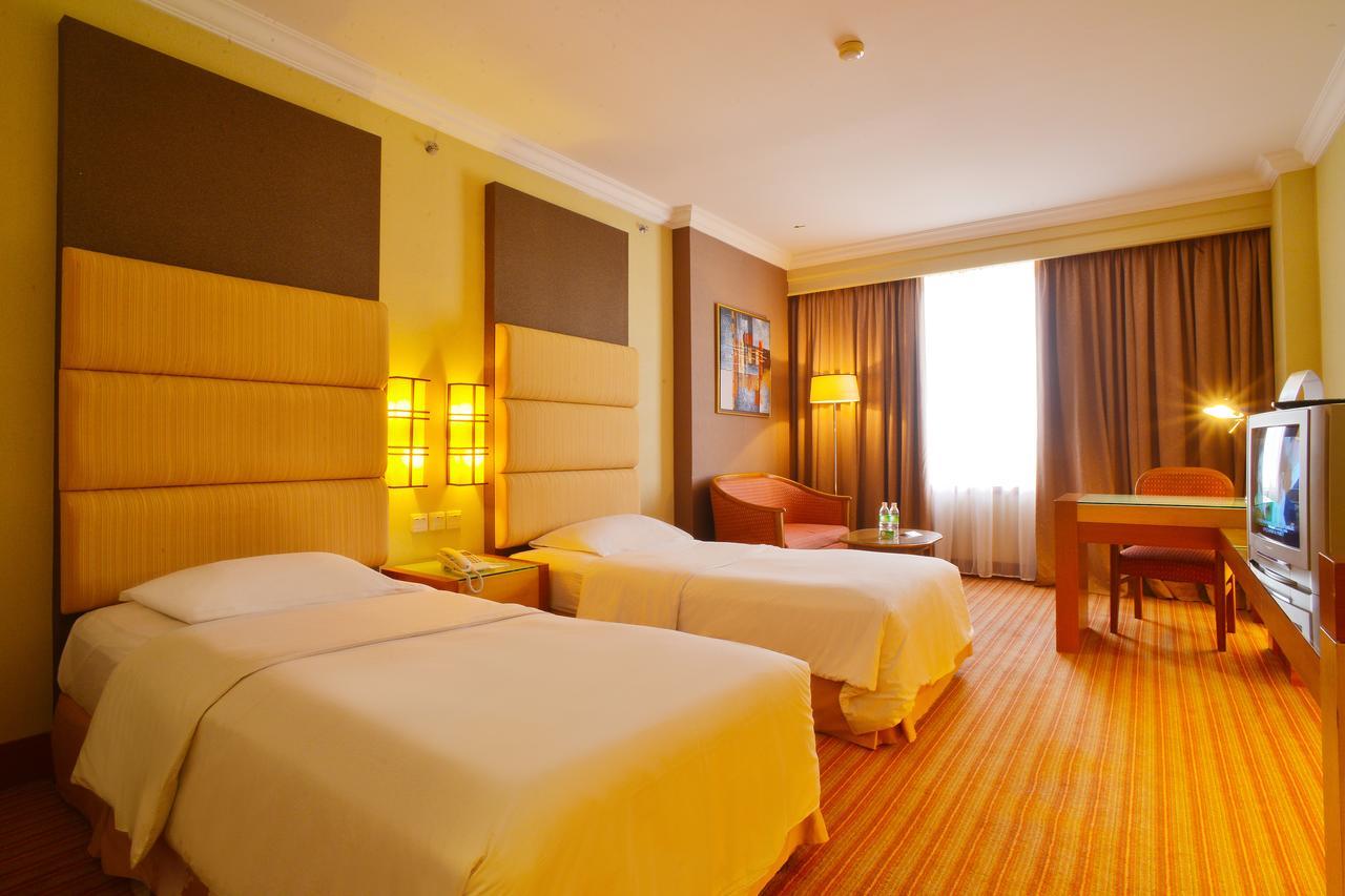 Dynasty Hotel Мири Номер фото